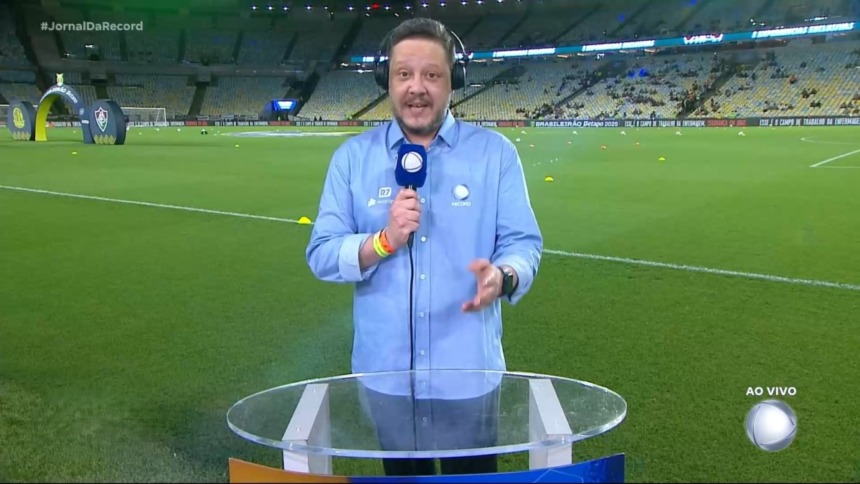 Bruno Laurence em campo segurando o microfone da Record pronto para transmissão de Fluminense x Mirassol no Brasileirão