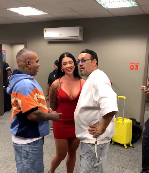 Rodriguinho olha para o casal Rayane e Belo
