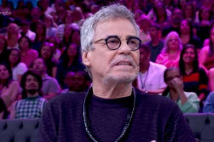 Carlinhos de Jesus, durante o quadro Dança dos Famosos, com a plateia ao fundo no cenário