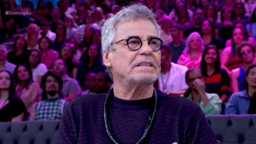Carlinhos de Jesus, durante o quadro Dança dos Famosos, com a plateia ao fundo no cenário