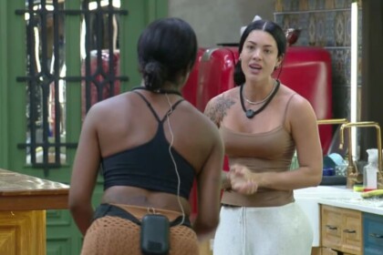 Carol e Rayane em trecho de barraco na cozinha de A Fazenda