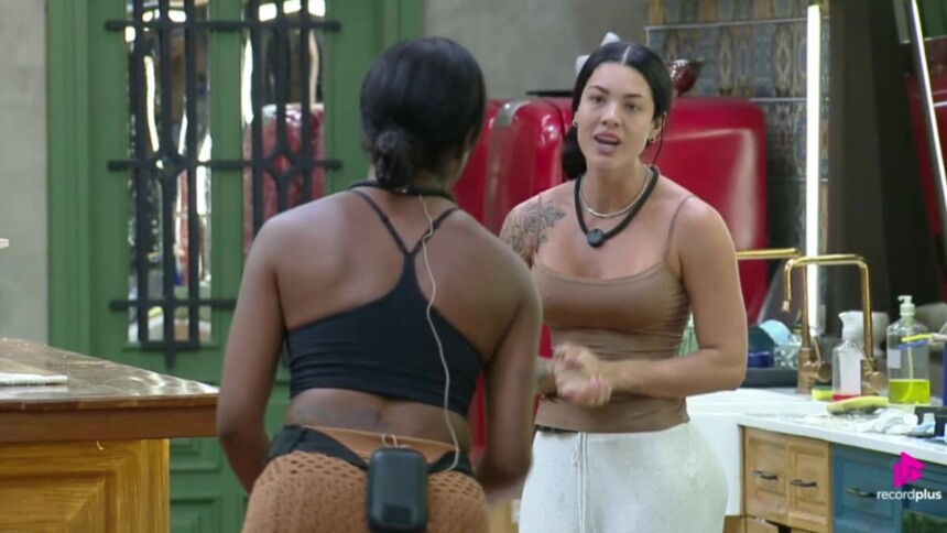 Carol e Rayane em trecho de barraco na cozinha de A Fazenda