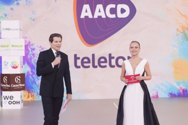 Celso Portiolli e Eliana no palco da abertura do Teleton 2025