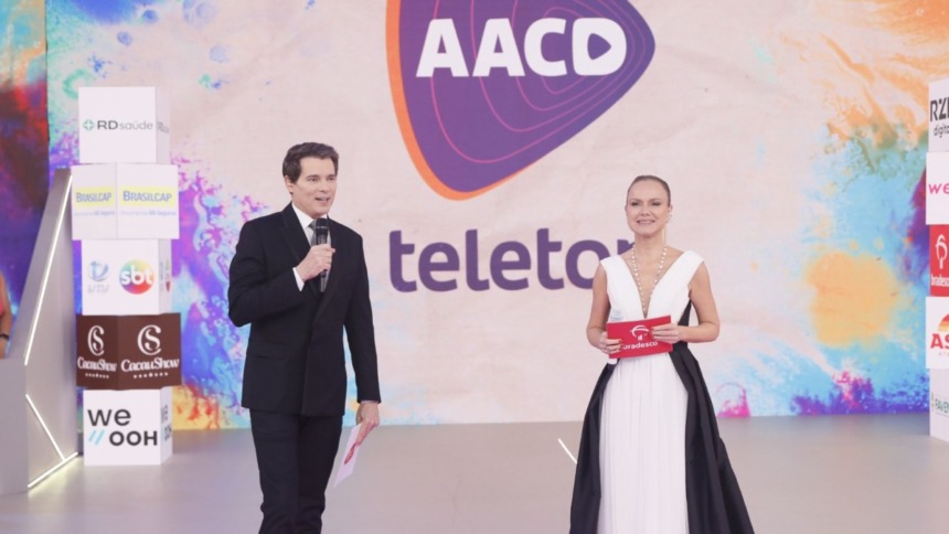 Celso Portiolli e Eliana no palco da abertura do Teleton 2025