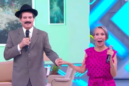 Celso Portiolli de Professor Girafales segura mão de Florinda Meza no cenário do Domingo Legal