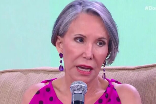 Florinda Meza, dona Florinda, segura o microfone do Domingo Legal no palco do SBT