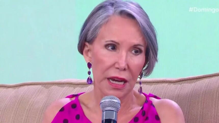 Florinda Meza, dona Florinda, segura o microfone do Domingo Legal no palco do SBT