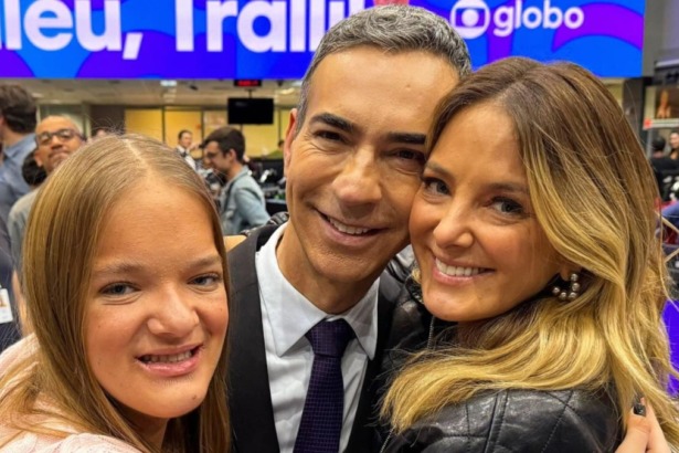Cesar Tralli, Rafa Justos e Ticiane Pinheiro abraçados e sorridentes