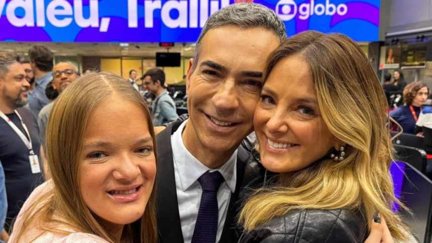 Cesar Tralli, Rafa Justos e Ticiane Pinheiro abraçados e sorridentes