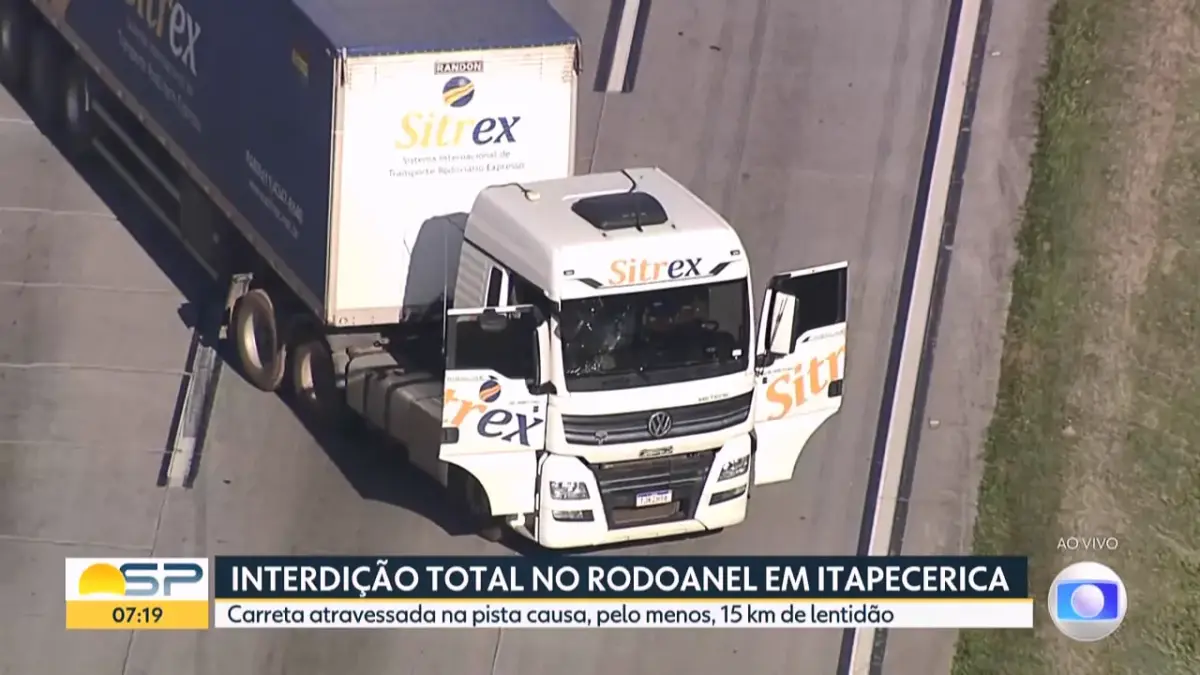 Imagem do Helicóptero da Globo mostra o caminhão atravessado na pista