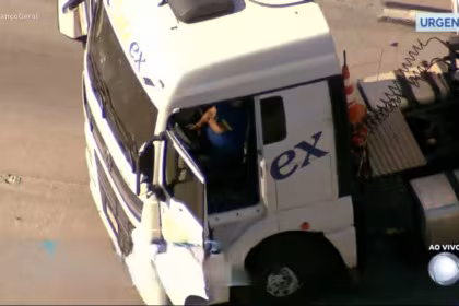 Imagem aproximada do helicóptero da RECORD mostra em detalhes a situação do motorista do caminhão preso a bombas no rodoanel em SP
