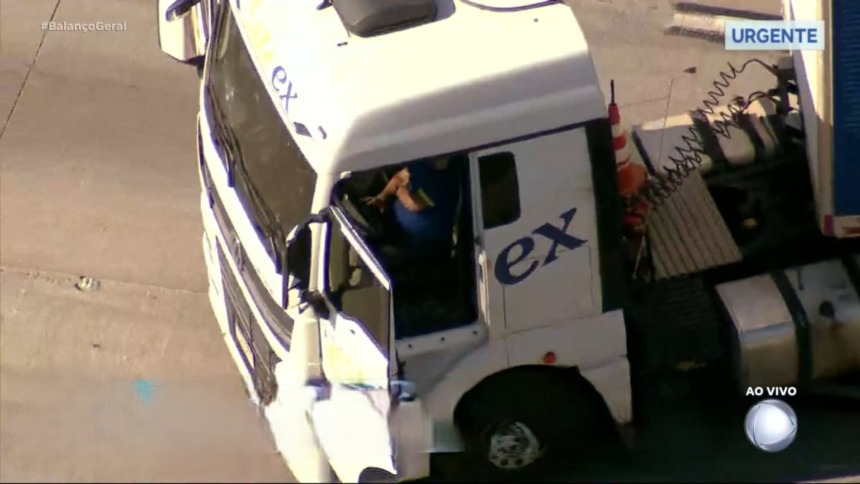 Imagem aproximada do helicóptero da RECORD mostra em detalhes a situação do motorista do caminhão preso a bombas no rodoanel em SP