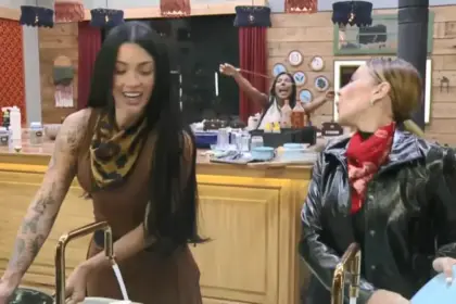 Carol mostra coleira para Rayane e Maria na cozinha de A Fazenda 17