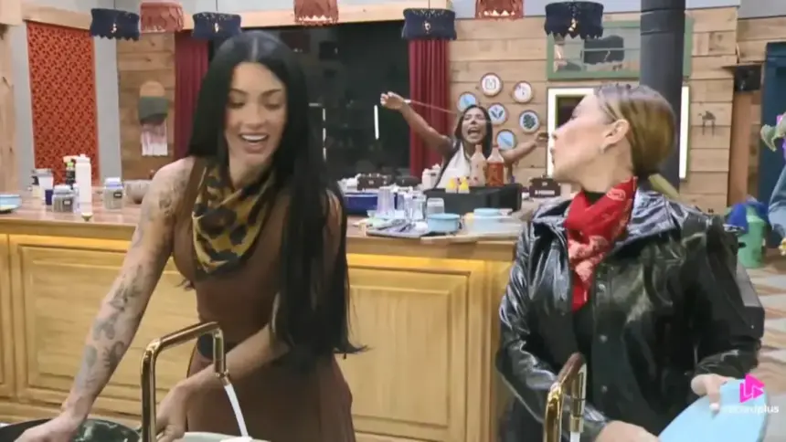 Carol mostra coleira para Rayane e Maria na cozinha de A Fazenda 17