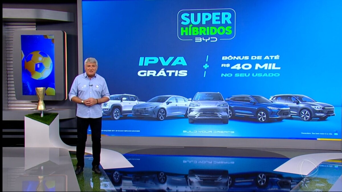 Cleber Machado fazendo uma ação comercial com a BYD