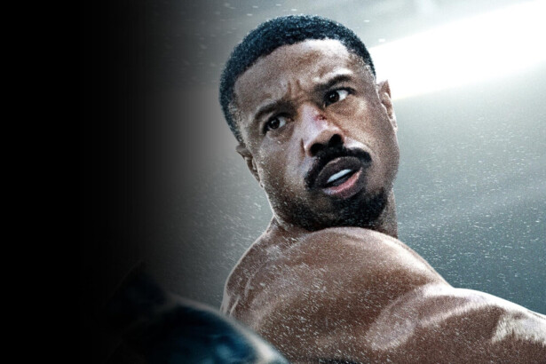 Michael B. Jordan com rosto e corpo suado em cena do filme Creed III