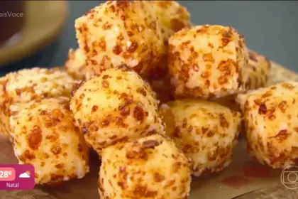 Dadinho de tapioca com queijo coalho do chef Rodrigo Oliveira em cima de uma tábua no Mais Você