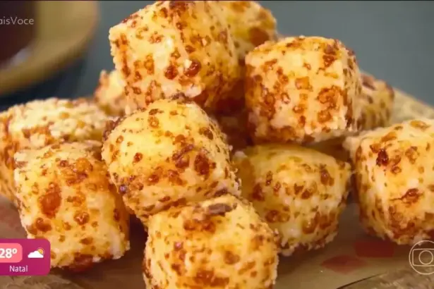 Dadinho de tapioca com queijo coalho do chef Rodrigo Oliveira em cima de uma tábua no Mais Você