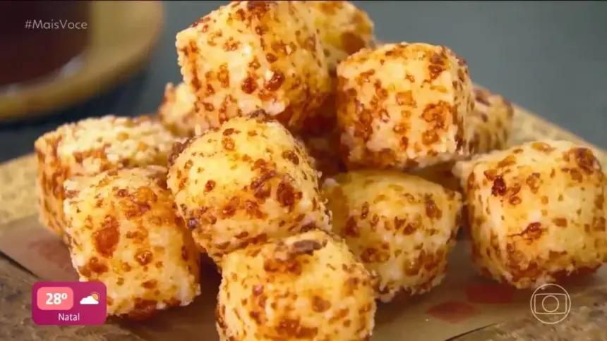 Dadinho de tapioca com queijo coalho do chef Rodrigo Oliveira em cima de uma tábua no Mais Você