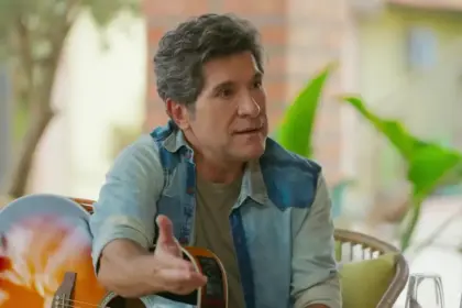 Daniel segura violão durante gravação do Viver Sertanejo