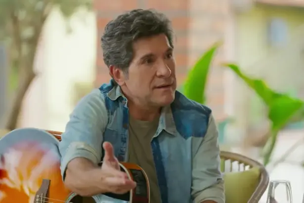 Daniel segura violão durante gravação do Viver Sertanejo