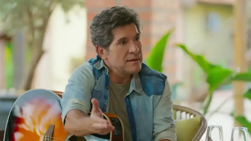 Daniel segura violão durante gravação do Viver Sertanejo