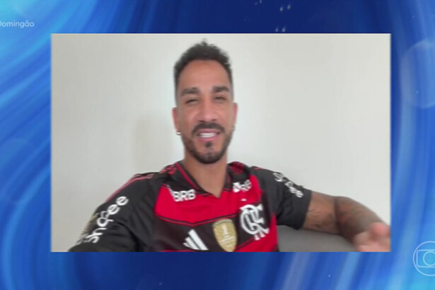 Jogador de futebol Danilo, vestindo a camisa do Flamengo, sorrindo durante entrevista remota para o programa Domingão com Huck