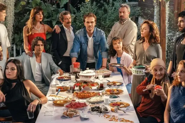 Elenco da novela turca Deha em frente a uma mesa com banquete