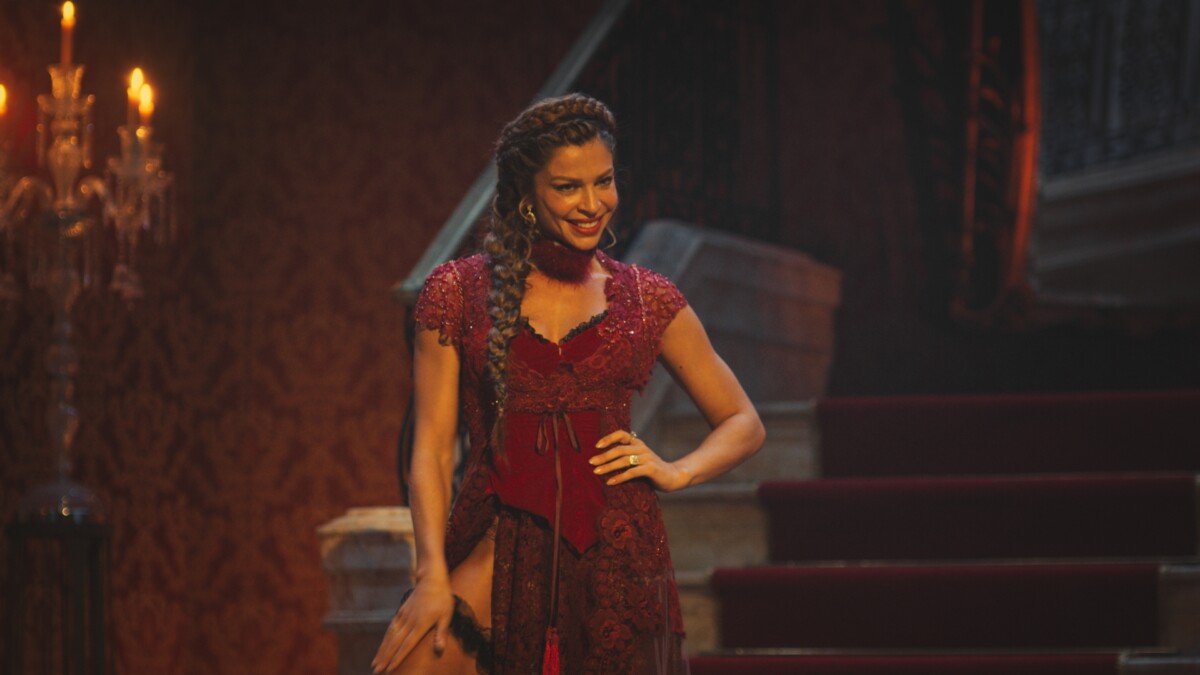 Ana Jacinta de São José (Dona Beja) de vestido vermelho em cena da novela da HBO