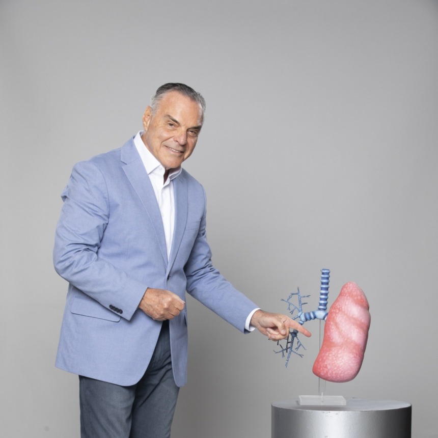 Dr. Antônio Sproesser aponta para o pulmão no programa Hoje em Dia