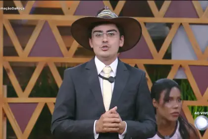 Dudu Camargo de terno e chapéu de fazendeiro anunciando sua decisão na formação da Roça
