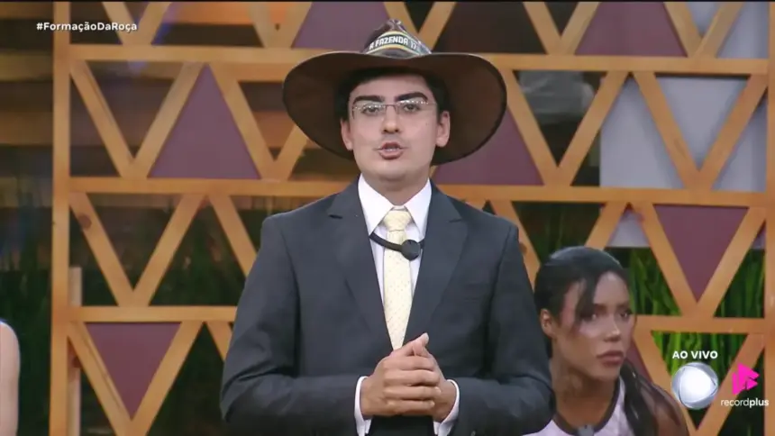 Dudu Camargo de terno e chapéu de fazendeiro anunciando sua decisão na formação da Roça