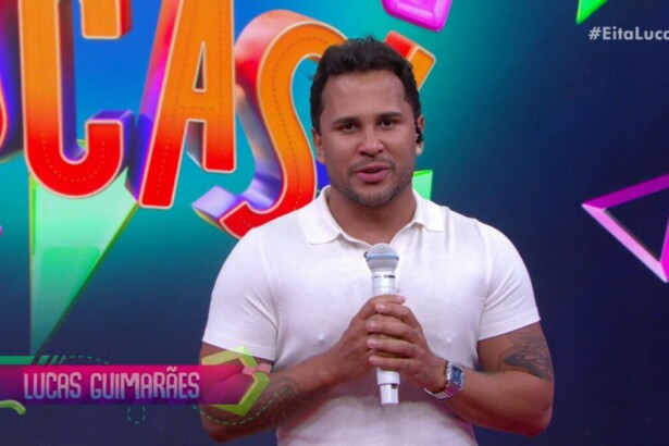 Lucas Guimarães veste camisa branca no centro do cenário do Eita Lucas!