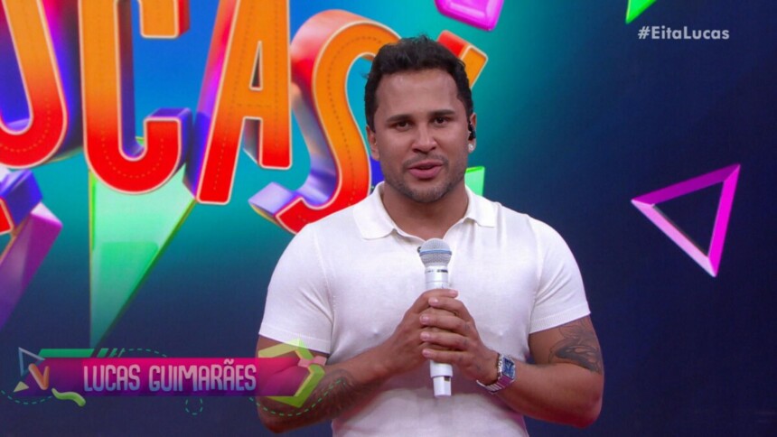 Lucas Guimarães veste camisa branca no centro do cenário do Eita Lucas!