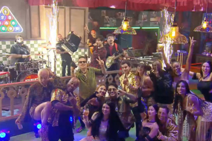 Elenco posa com a dupla Bruninho e Davi no palco da Festa de A fazenda 17