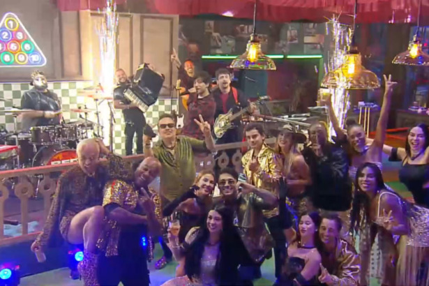 Elenco posa com a dupla Bruninho e Davi no palco da Festa de A fazenda 17