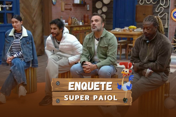 Michelle Barros, Shia, Fabiano e Creo olham para a TV onde Galisteu anuncia a votação do Super Paiol