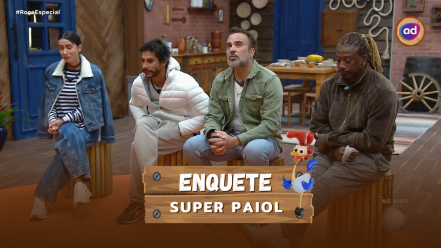 Michelle Barros, Shia, Fabiano e Creo olham para a TV onde Galisteu anuncia a votação do Super Paiol