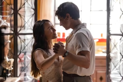 Túlio (Cadu Libonatti) e Estela (Larissa Manoela) dançam juntos em Êta Mundo Melhor!