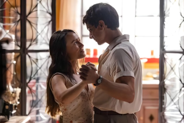 Túlio (Cadu Libonatti) e Estela (Larissa Manoela) dançam juntos em Êta Mundo Melhor!