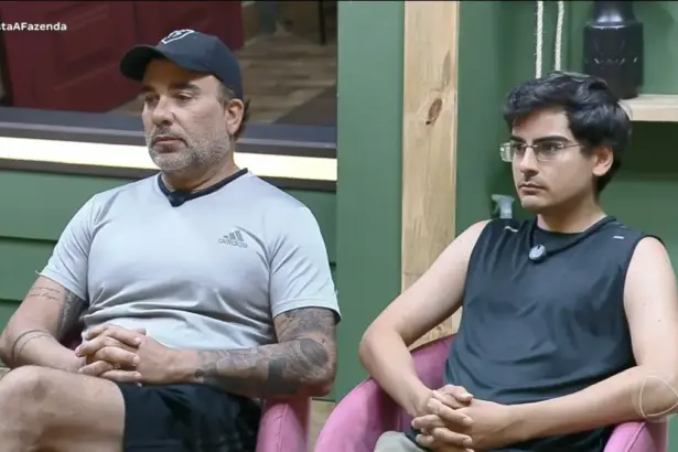 Fabiano sentado ao lado de Dudu Camargo conversando com o diretor de A Fazenda na academia do reality show