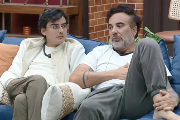 Dudu Camargo olha para Fabiano após peão revelar suposta média de votos para ficar em A Fazenda 17