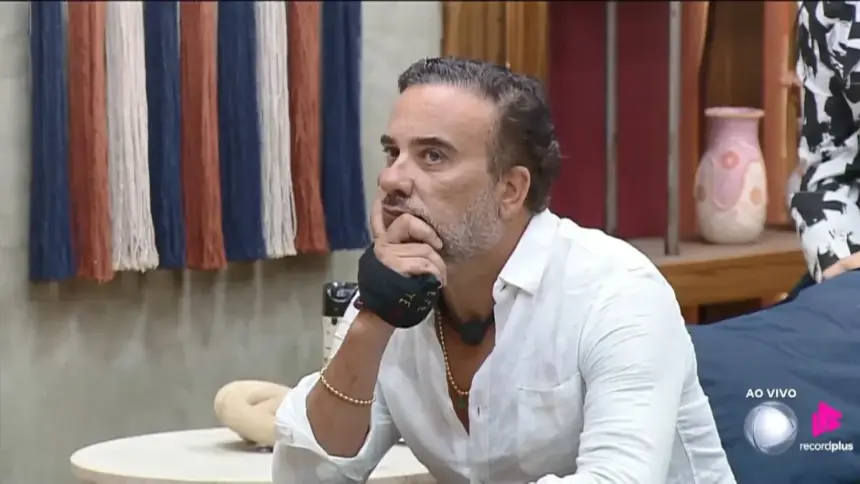Fabiano com a mão no rosto assiste a expulsão de Creo na sala de A Fazenda 17