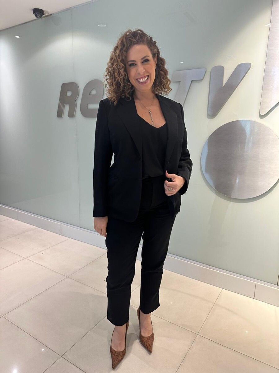 Fabíola Cidral no corredor da RedeTV! em frente ao lodo da emissora