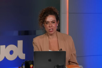 Fabíola Cidral no cenário do UOL News. Jornalista é a nova âncora do RedeTV! News
