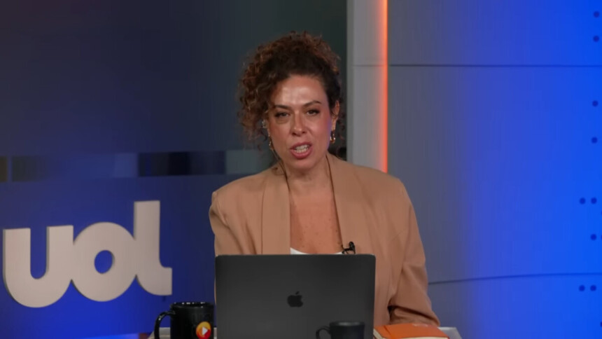 Fabíola Cidral no cenário do UOL News. Jornalista é a nova âncora do RedeTV! News