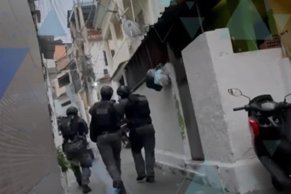 Policiais subindo o morro da Penha no Rio de Janeiro em reportagem do Fatnástico