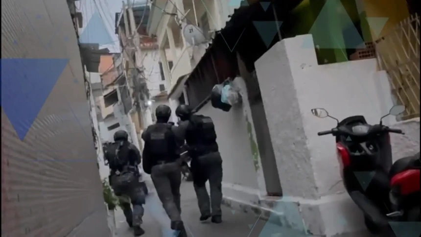 Policiais subindo o morro da Penha no Rio de Janeiro em reportagem do Fatnástico