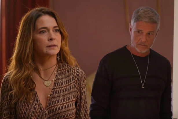 Felipa assustada ao ver Jaques entrar no quarto em cena de Dona de Mim