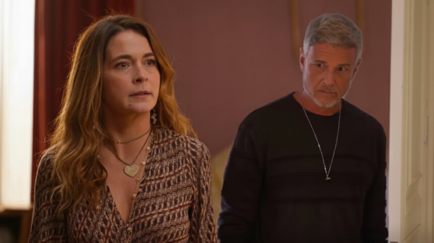 Felipa assustada ao ver Jaques entrar no quarto em cena de Dona de Mim